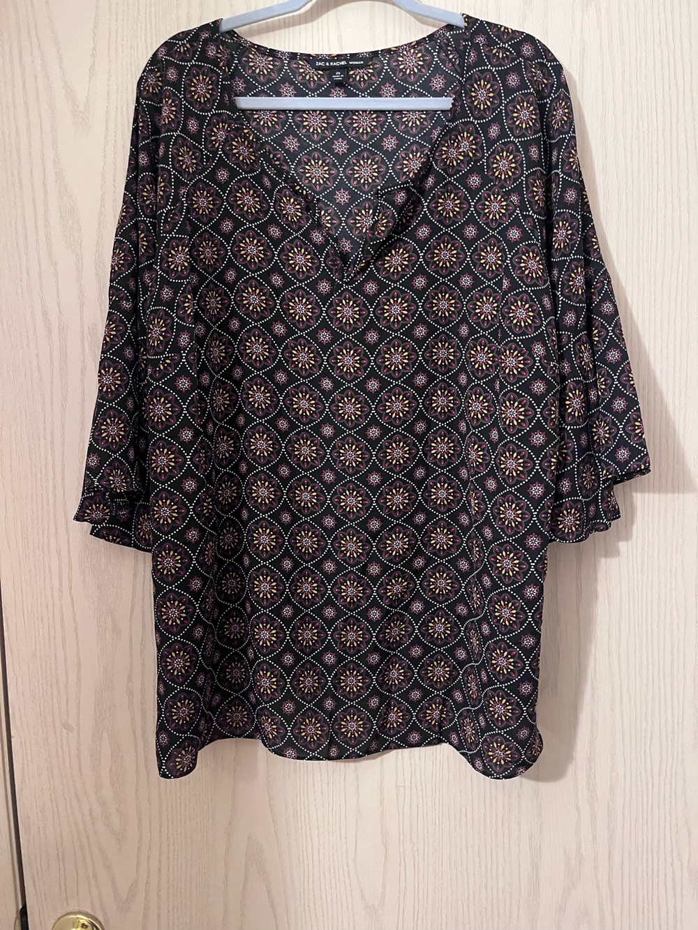 Zac and Rachel Black Patterned V-Neck Women's Top